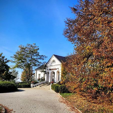 Dwor Na Wichrowym Wzgorzu Bed and Breakfast Przybysławice Eksteriør billede