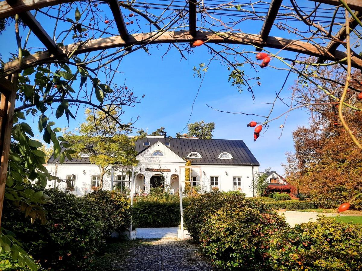 Dwor Na Wichrowym Wzgorzu Bed and Breakfast Przybysławice Eksteriør billede