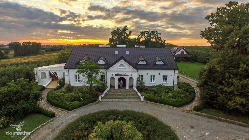 Dwor Na Wichrowym Wzgorzu Bed and Breakfast Przybysławice Eksteriør billede